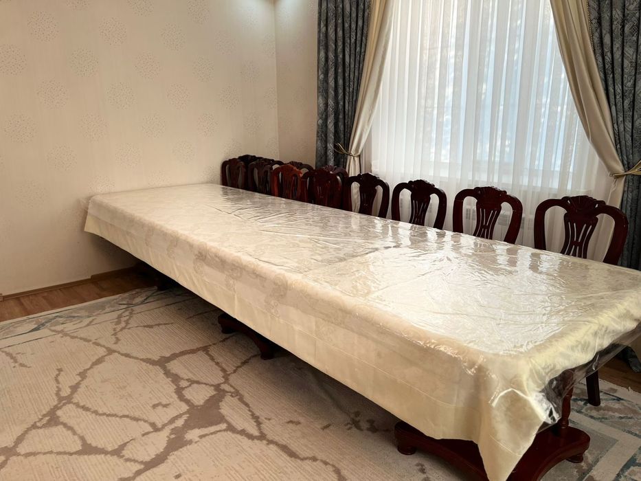 Сервант пен стол, стульяларымен сатылады