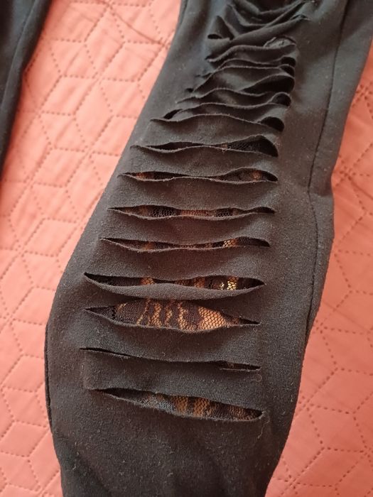 Vand colanți lungi cu model in față, marimea M. Materialul ce se vede sub tăieturi este dantelă.