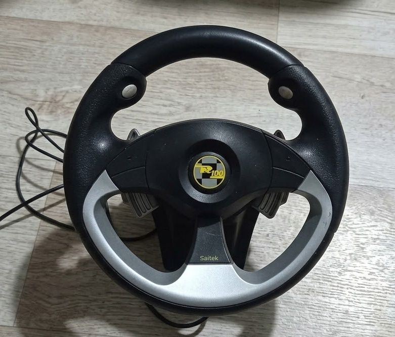 Игровой руль с педалями Saitek R100