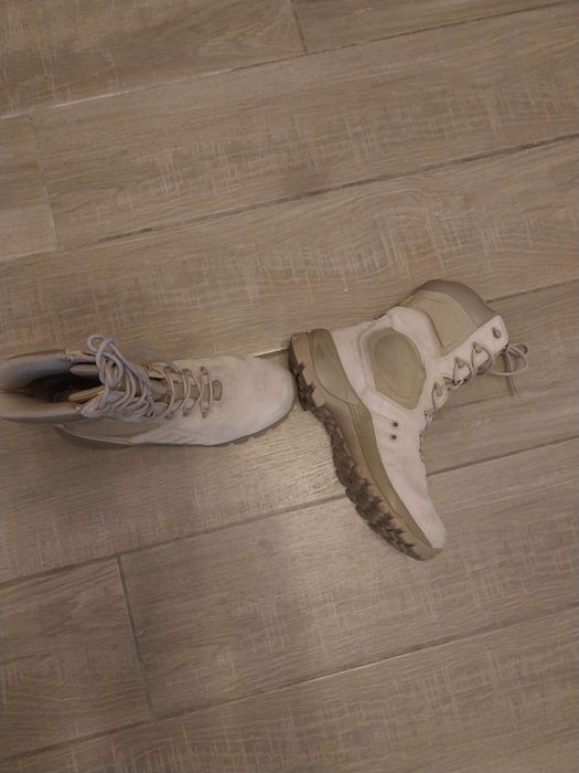 Bocanci Bates impecabili