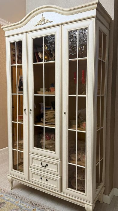 Продам шкаф витрину для гостиной