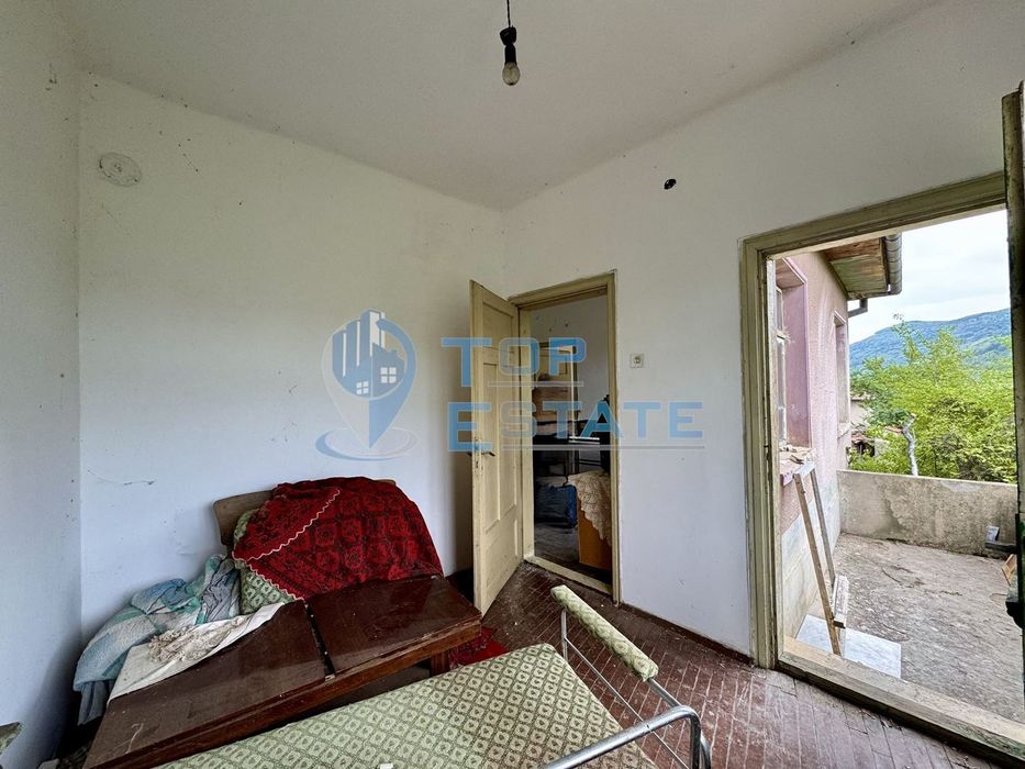 Голяма двуетажна тухлена къща в село Янтра, област Габрово