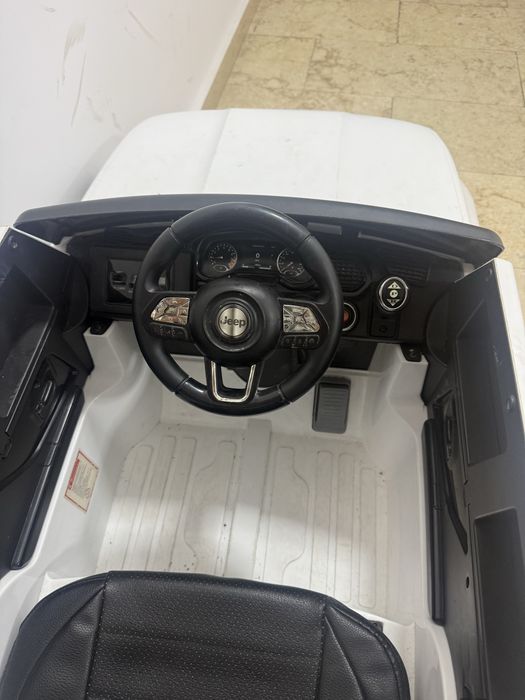 Masinuta cu telecomanda pentru copii