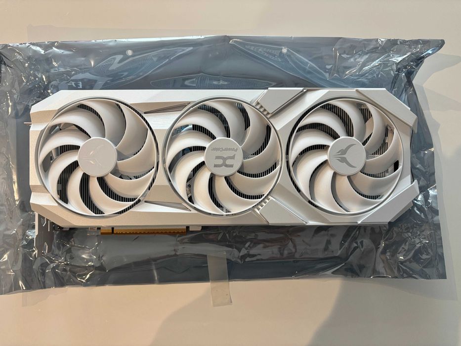 PowerColor Red Devil Spectral White AMD Radeon™ RX 9070 XT 16GB GDDR6