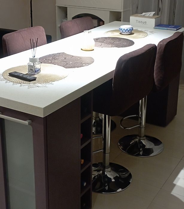 Masă ,insula living,bucătărie,