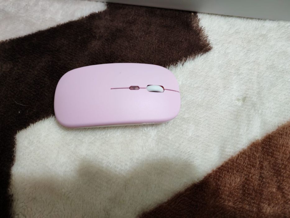 Vând tabletă cu mouse și tastatură