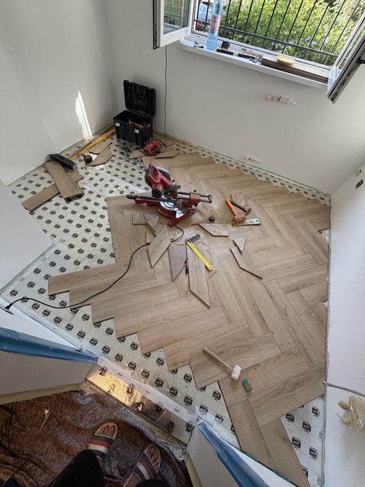 Montaj parchet București și Ilfov – SPC Herringbone, laminat, triplustratificat