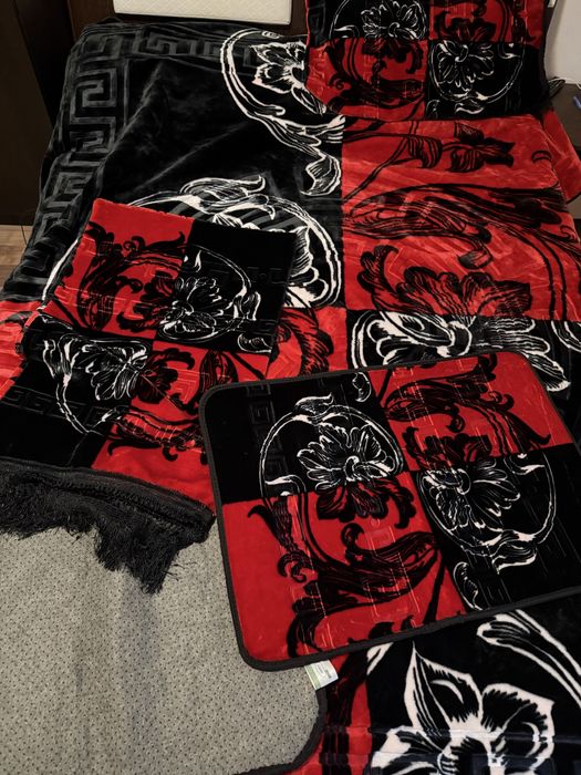 Set cuvertura de pat si fete de perna plus covorase de langa pat