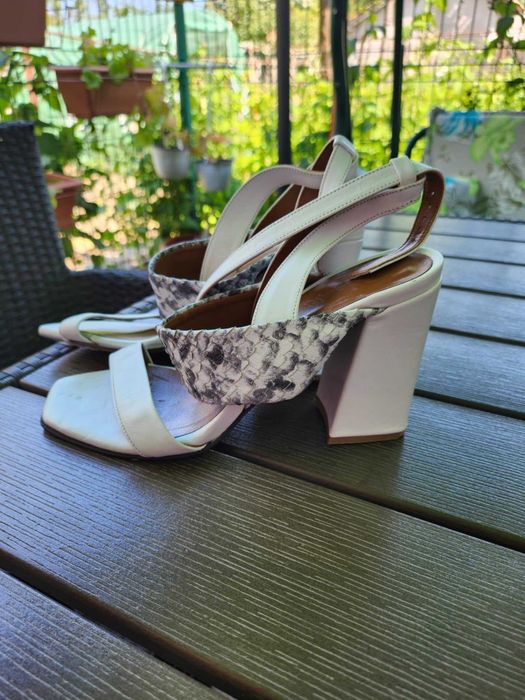 Бели сандали на ток - естествена кожа