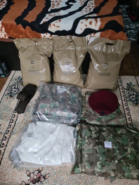 Ținuta militara, bereta vișinie, centura, RIL-uri, echipament intemperii