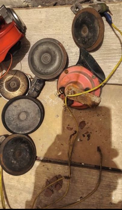 Сигналы Клаксоны на машину.