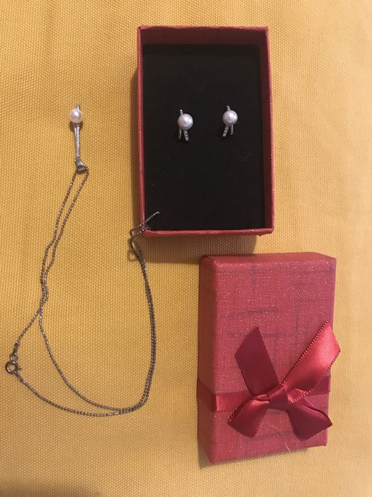 Комплект сребърни обици и колие с перли и цирконий