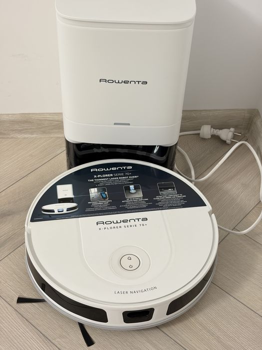 Aspirator robot Rowenta cu statie incarcare si functie spalare.