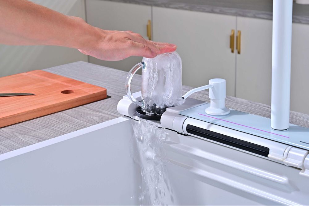 Бяла мултифункционална кухненска мивка с регулируем двоен водопад