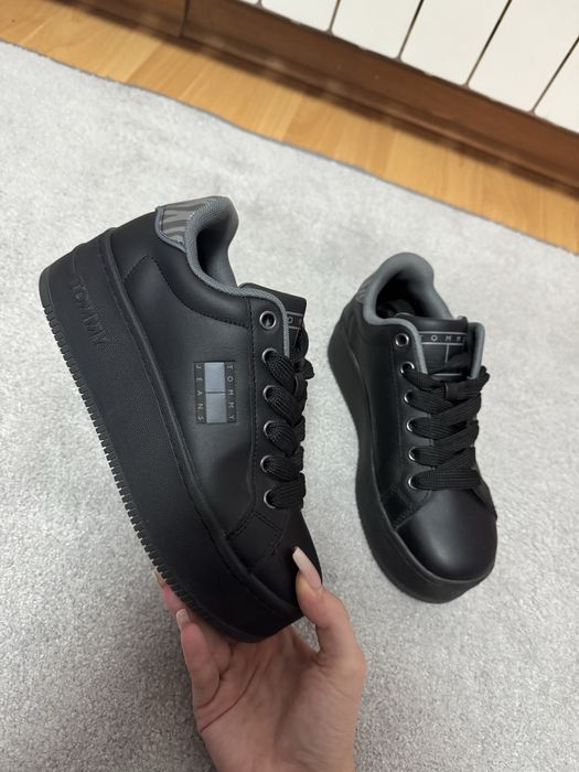 Оригинални обувки на Tommy Jeans. Обувчиците са обувани точно 2 пъти!