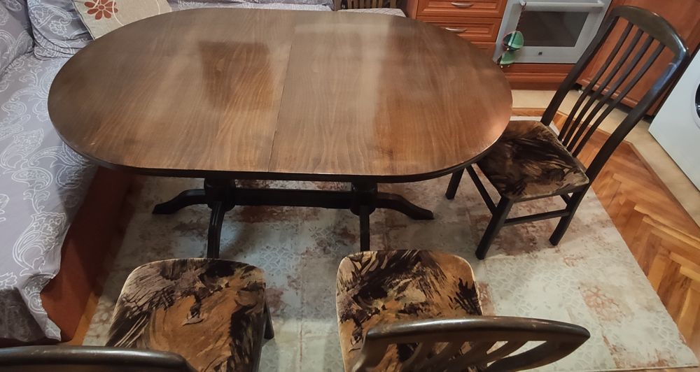 Масивна трапезна маса