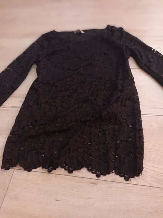 Черна блуза за официални поводи. Самата блуза е с украса.