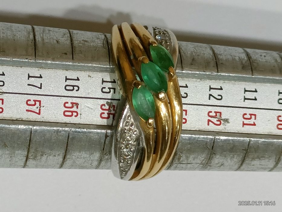 Vind inel din aur 18kt cu diamante și smaralde