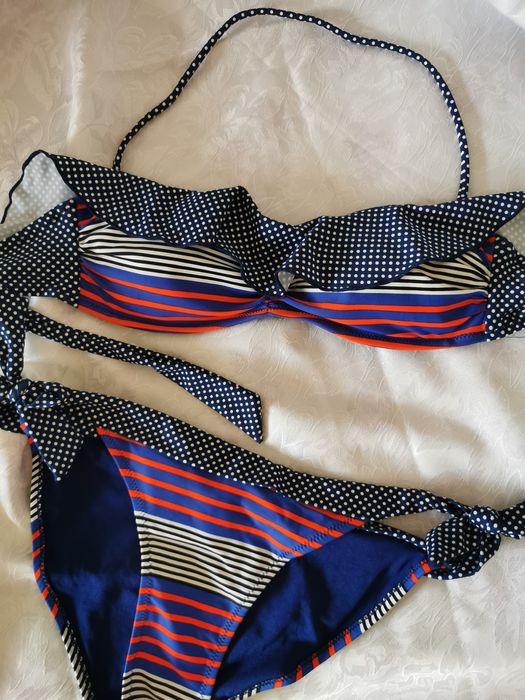 Горнище на бански в контрастни детайли