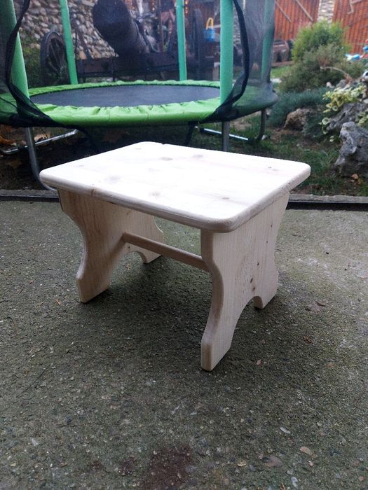 Дървено столче...