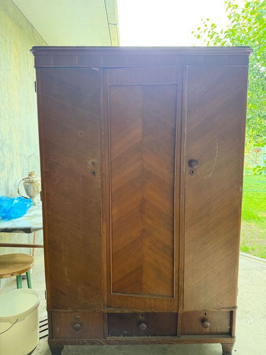 Продам детскую кровать, шкаф и двухярусную кровать.