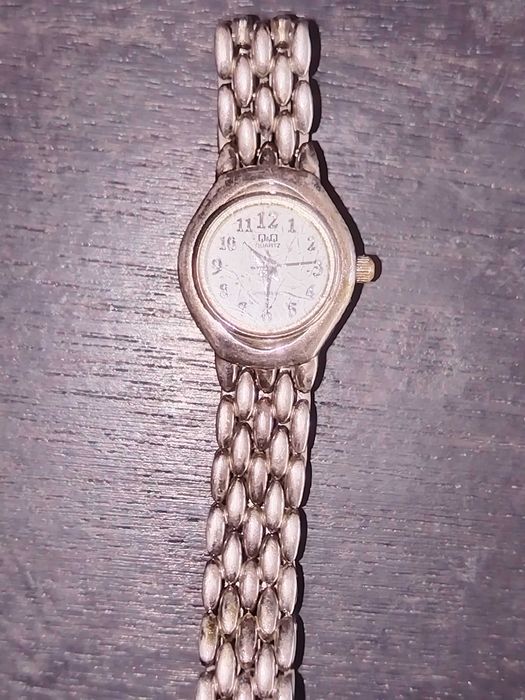 Японски часовник Q&Q Quartz. Не работи