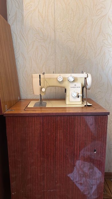 Продам швейную машинку