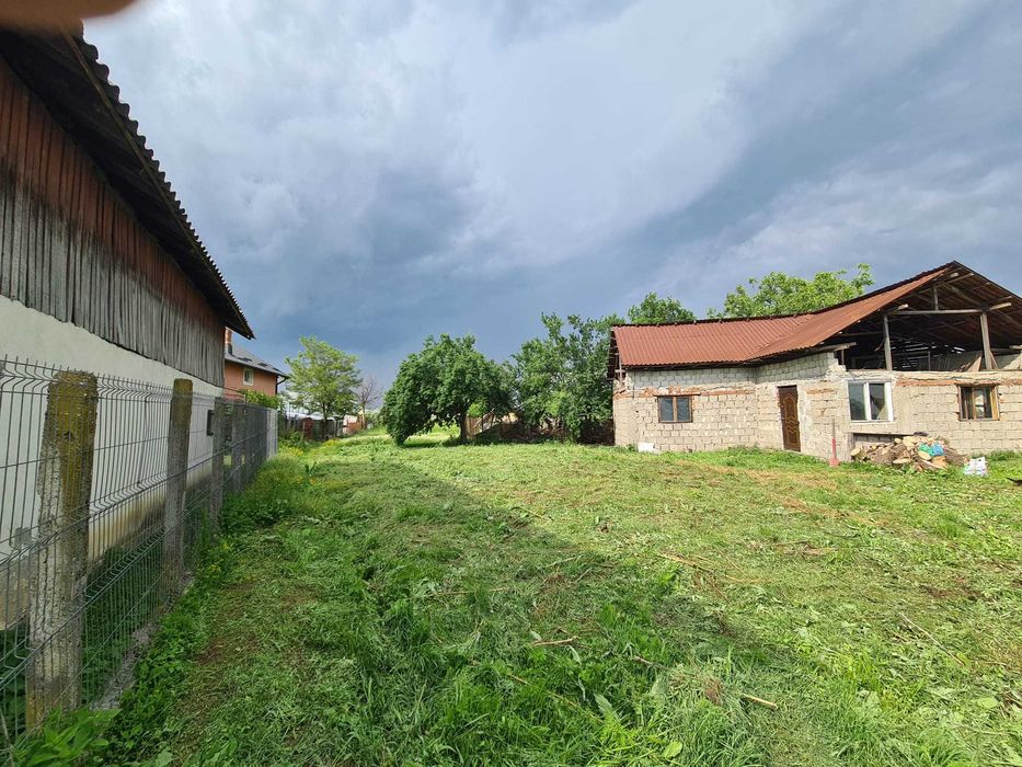 Teren intravilan de vânzare în Oarja, județul Argeș – 1.200 mp + construcție existentă