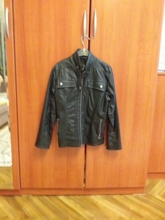 Продаются подростковые куртки.