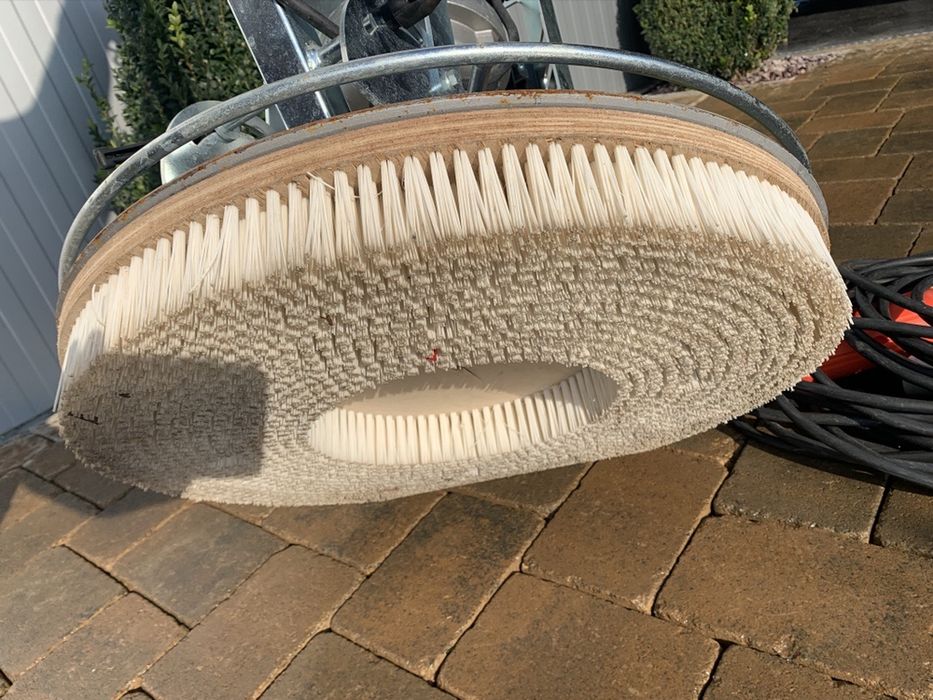 Inchiriez perie curatat spalat pavaj pardoseli covoare mochete