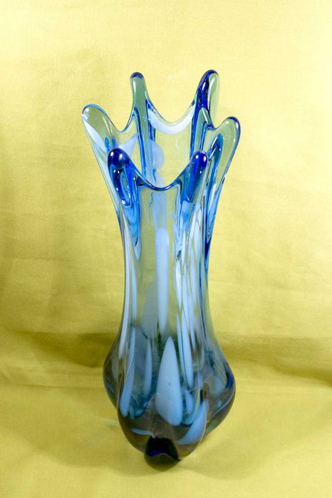 Ваза Синего оттенка с белыми вставками, рванные края