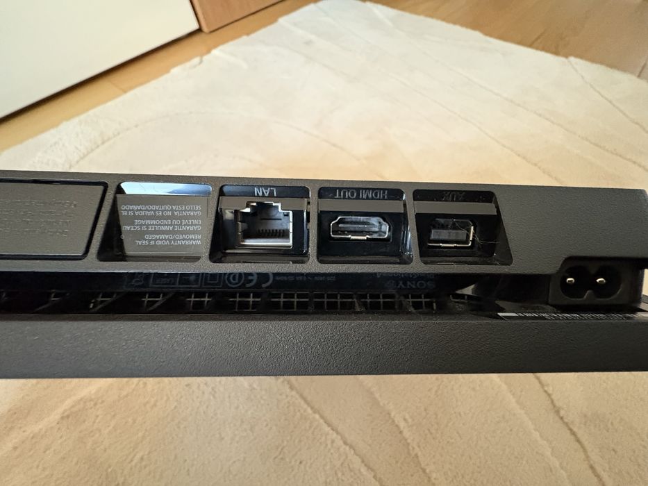 Vand consola PS4 + 2 controlere + 500GB