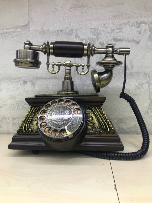 Aнтикварный или винтажный телефон с дисковым