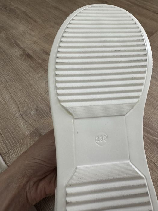 Кроссовки женские