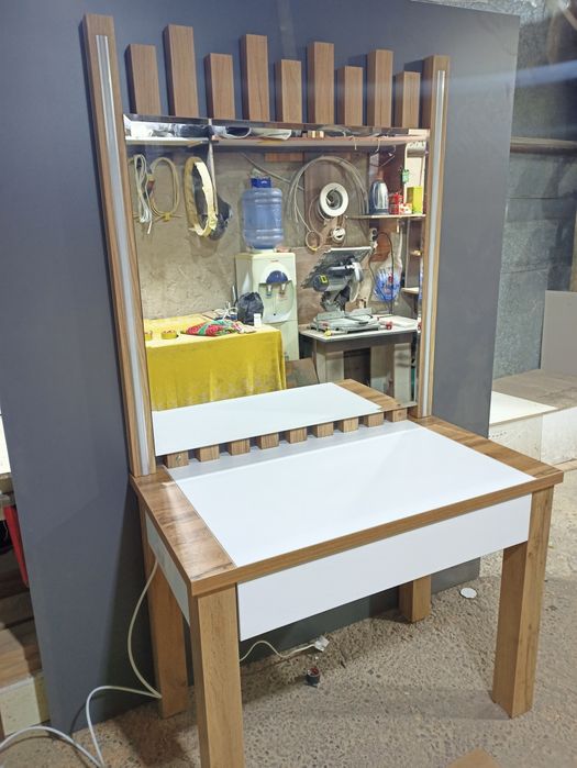 Современное трюмо с подсветкой .