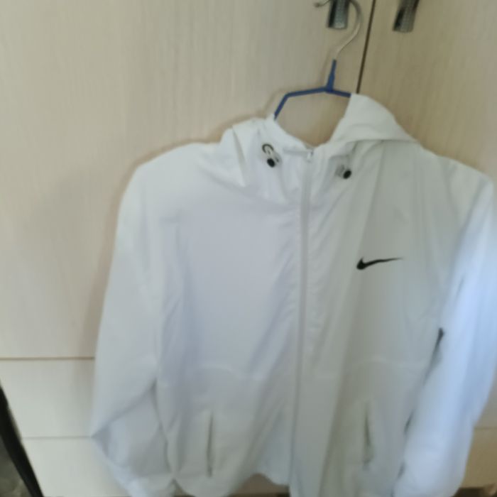 Продам летнюю курточку белого цвета 42 размера.