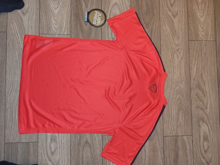 Чисто нова тениска на Nike