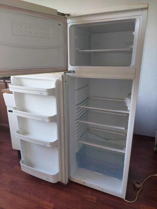 Хладилник с отделна камера BEKO