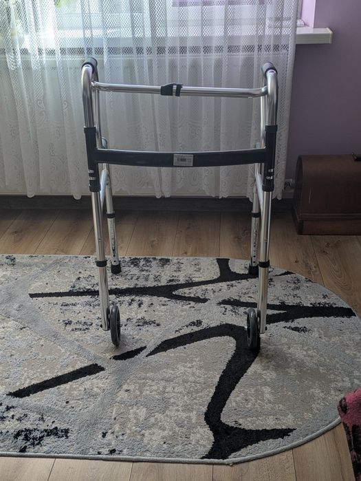 Vând cadru de mers curbat pliabil cu roti din aluminiu