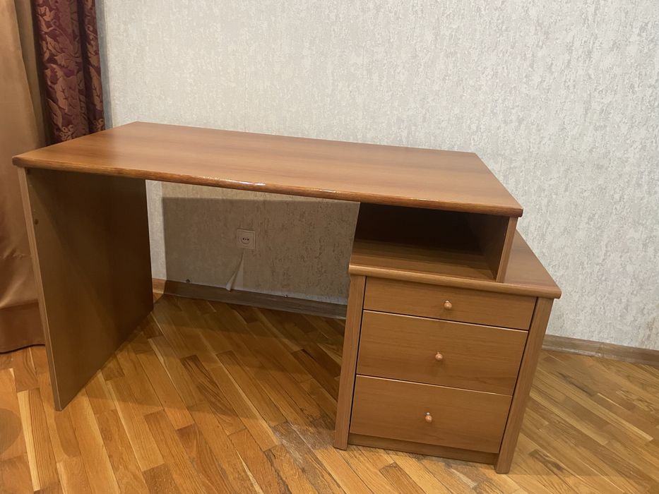 Стол письменный с тумбой