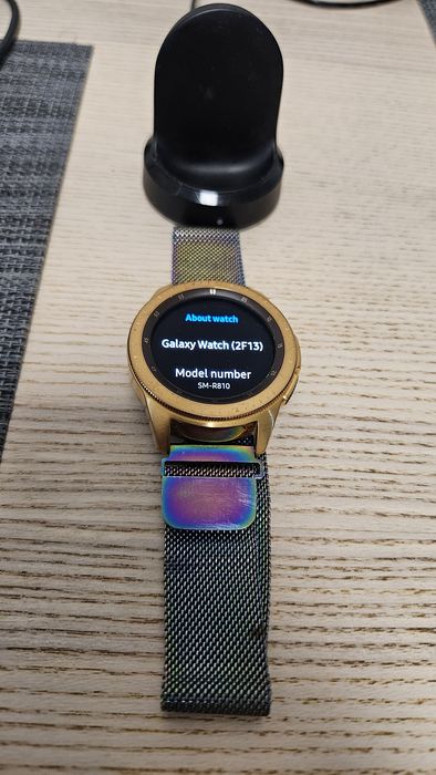 Samsung Galaxy Watch 42 mm (SM-R810) – stare foarte bună + curea metalică magnetică + încărcător