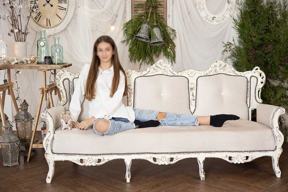 Бял античен диван