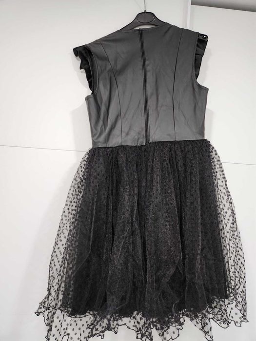 Rochie stil WEDNESDAY piele eco, volane + bentiță piele eco+ perucă