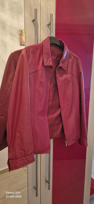 Geaca piele naturala,  masura 38, culoare burgundia,  fara defecte.