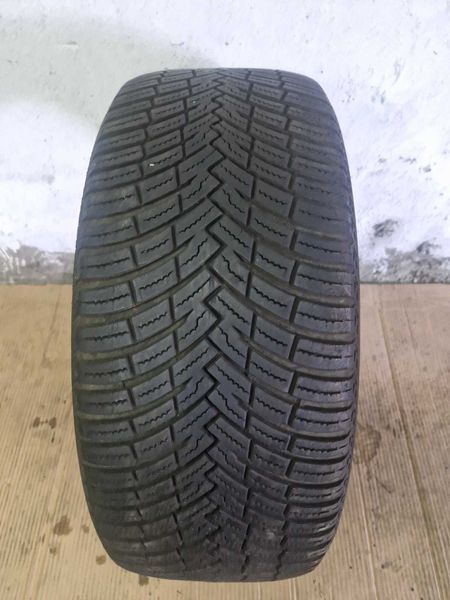 1 брой Pirelli  R19 235/45/ 
всесезонна гума
DOT0821