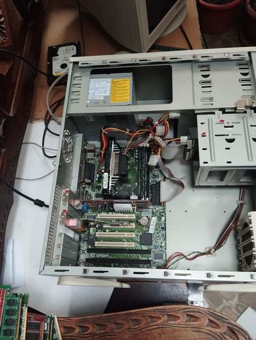 Unitate P III /700Mhz , OPBX4 cu SDRAM ,picioare rabatabile carcasă