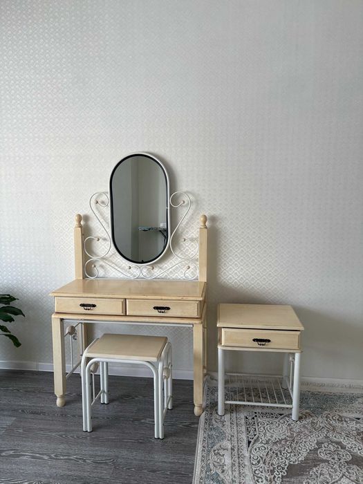 Тумба с зеркалом со столиком