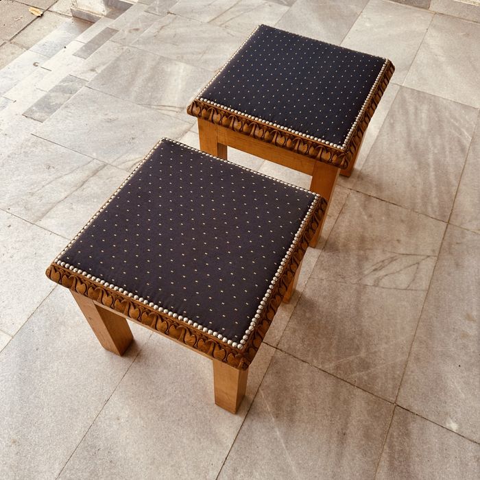 Комплект ръчно резбовани шведски табуретки.Винтидж скандинавски стил