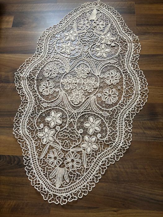 Fata de masa din macrame