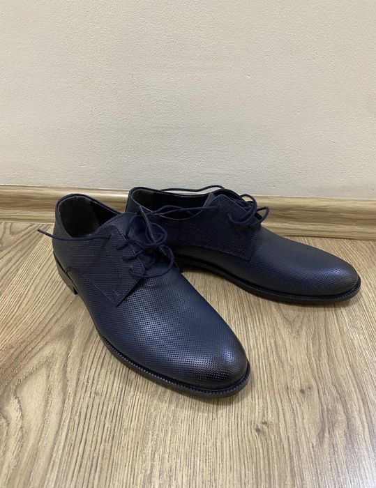 Тъмно син костюм